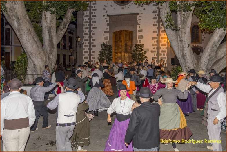 El baile de taifas tuvo lugar el pasado sábado en la plaza de Valsequillo (Foto Ildefonso Rodríguez)